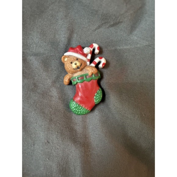 VTG HALLMARK BROOCH TEDDY BEAR SANTA 1985 PIN STOCKING HAT CANDY CANES CHRISTMAS - Picture 1 of 4